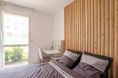 une chambre avec un lit, un bureau et une fenêtre dans l'établissement Cozy and charming centrally located apartment, à Lyon