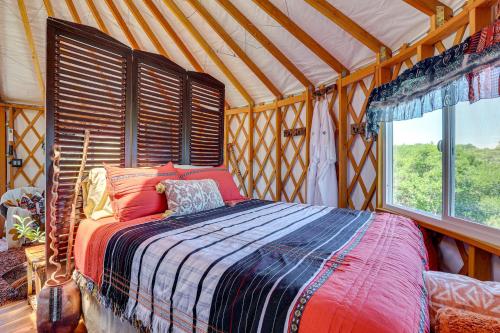 Postel nebo postele na pokoji v ubytování Mystical Mongolian Yurt in Fallbrook with Views!
