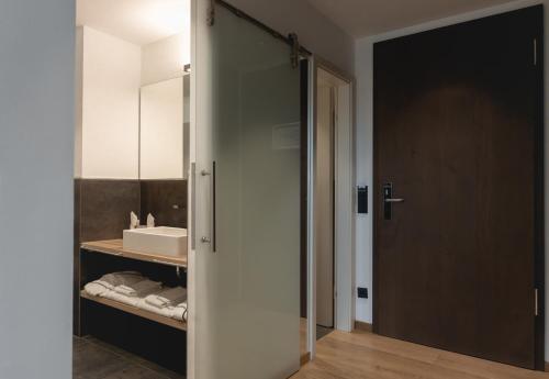 La salle de bains est pourvue d'un lavabo et d'un miroir. dans l'établissement Golfhotel Gut Neuenhof, à Fröndenberg/Ruhr