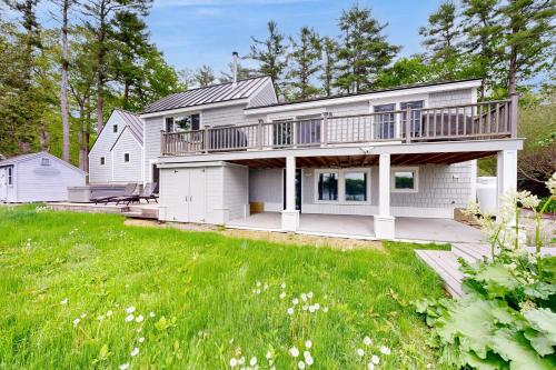 EdgecombにあるEdgecomb Riverhouseの大きな白い家(大きなデッキ付)