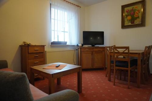 Televisyen dan/atau pusat hiburan di Alcor Hotel Feriendorf an der Ostsee