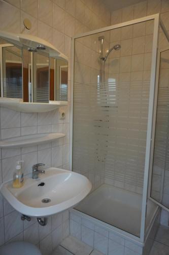 Bilik mandi di Alcor Hotel Feriendorf an der Ostsee