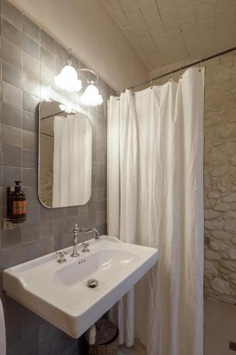 Ein Badezimmer in der Unterkunft Hotel Castell de Vallgornera