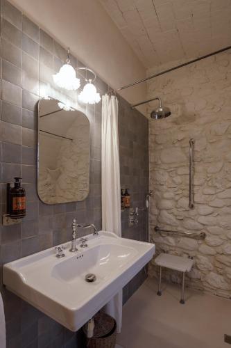 Ein Badezimmer in der Unterkunft Hotel Castell de Vallgornera