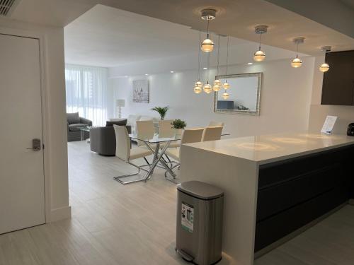 una cucina e un soggiorno con tavolo e sedie di Amazing Ocean View! 10 floor Parking included a Sunny Isles Beach