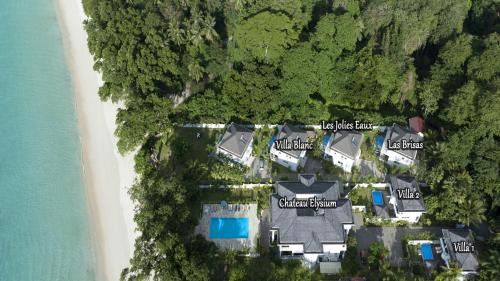 eine Luftansicht eines Resorts am Strand in der Unterkunft Las Brisas Villa - Chateau Elysium in Beau Vallon