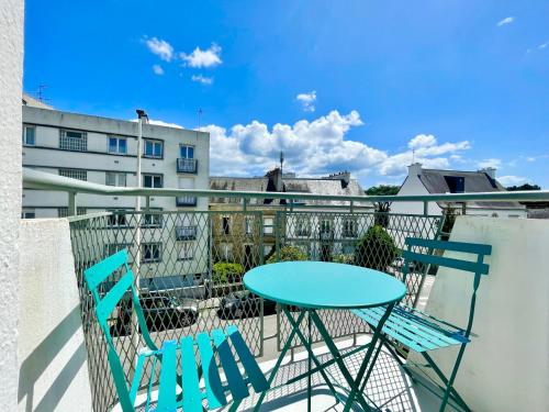 - une table et des chaises sur le balcon d'un appartement dans l'établissement Les Alizés - Balcon - Climatisation, à Lorient