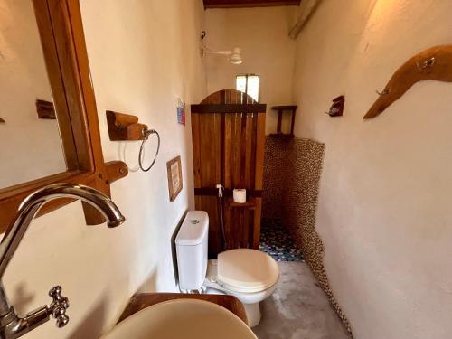 a small bathroom with a toilet and a sink at Pousada Maresia in Atins