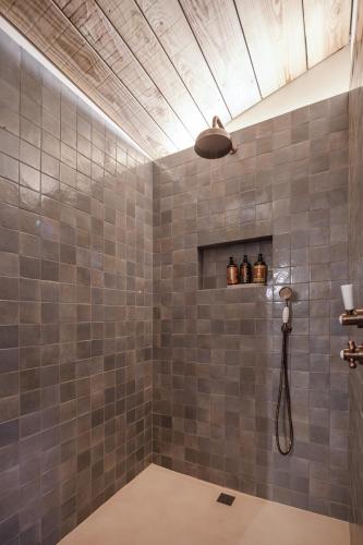 Ein Badezimmer in der Unterkunft Hotel Castell de Vallgornera