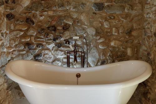 Ein Badezimmer in der Unterkunft Hotel Castell de Vallgornera
