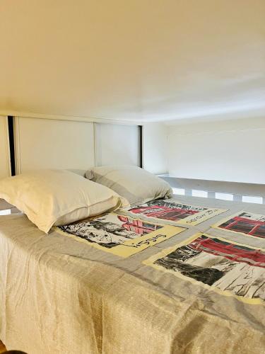 - une chambre avec un lit doté d'un grand tapis dans l'établissement Studio Hyper Centre - Idéal pour vos vacances ou voyage d'affaires, à Cannes