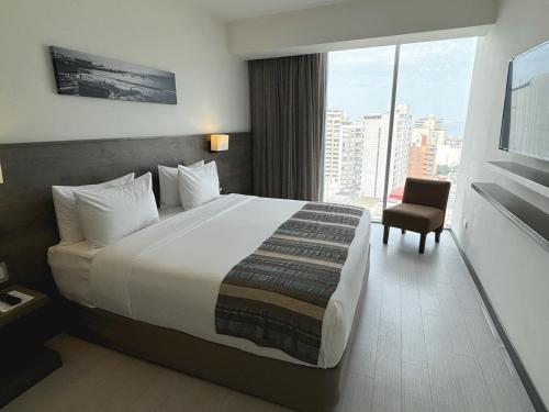 Habitación de hotel con cama grande y ventana en Best Western Plus Urban Larco Hotel en Lima