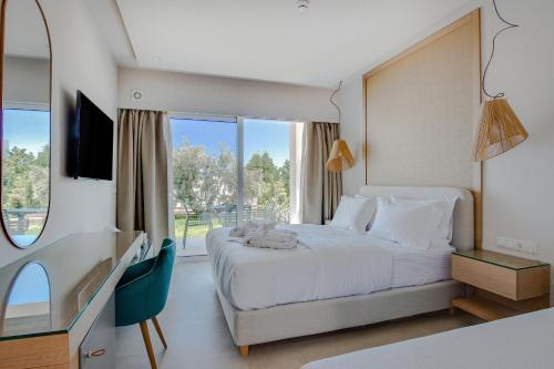 Ένα ή περισσότερα κρεβάτια σε δωμάτιο στο Colonides Beach Hotel 