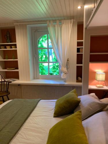 ChamprondにあるMoulin de Champrond -Montmirail -Sartheのベッドルーム1室(大型ベッド1台、窓付)