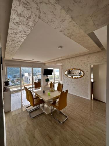 Μια τηλεόραση ή/και κέντρο ψυχαγωγίας στο Deluxe Apartments 3-rooms