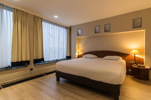 
Een bed of bedden in een kamer bij De Keyser Hotel
