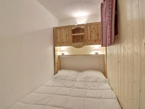 une petite chambre avec un lit dans une pièce dans l'établissement Charmant 2P avec Balcon S/E, Proche Pistes et Commerces, Tout Équipé - 73550 Les Allues - FR-1-182-256, à Les Allues