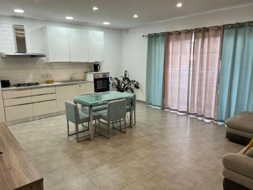 セント・ポールズ・ベイにあるSea side view 2 bedroom apartment with terrace Beppe`s apartmentのギャラリーの写真