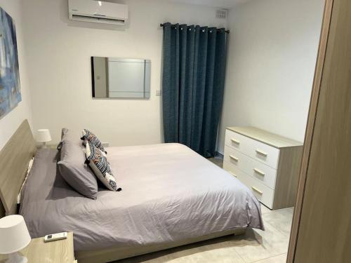 セント・ポールズ・ベイにあるSea side view 2 bedroom apartment with terrace Beppe`s apartmentのギャラリーの写真