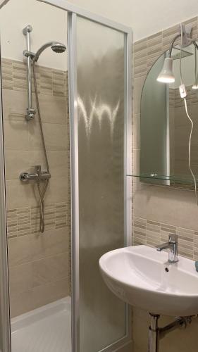 ein Badezimmer mit Dusche und Waschbecken in der Unterkunft La casa al mare in Grottammare