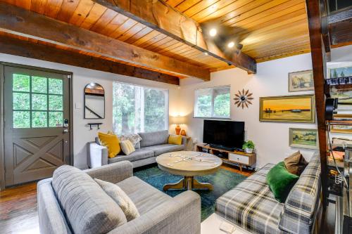 AllynにあるCoastal Cabin with Puget Sound and Rainier Views!のソファとテーブルのあるリビングルーム