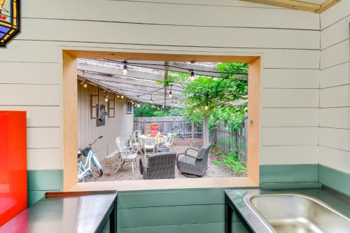 Coastal Cabin with Puget Sound and Rainier Views!にあるパティオまたは屋外エリア