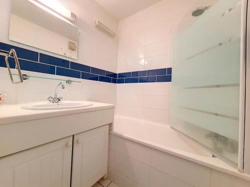 une salle de bain blanche avec un lavabo et une douche dans l'établissement Appartement lumineux A proximité des pistes Balcon - FR-1-344-929, à Saint-Martin-de-Belleville