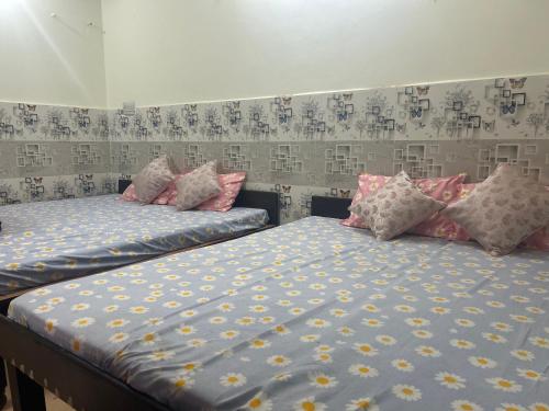 Ένα ή περισσότερα κρεβάτια σε δωμάτιο στο Aaram Homestay