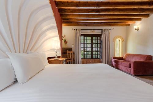 Una cama o camas en una habitación de Atotonilco Hotel & Club