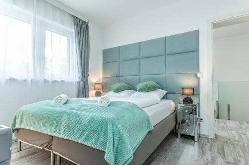 Postel nebo postele na pokoji v ubytování Luxury Vienna 6BR Villa with Private Pool & Sauna - Pets allowed