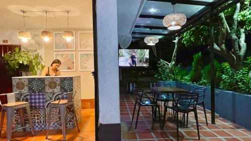 Un jardín fuera de Hotel BJ Curumani