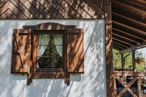 a window on the side of a house at Rajski Domek nad Jeziorem Radacz in Borne Sulinowo