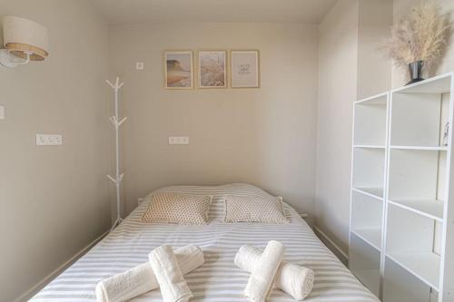 un lit dans une chambre avec deux oreillers dessus dans l'établissement Le Pressensé, idéal séjour pro ou familiale, à Vénissieux