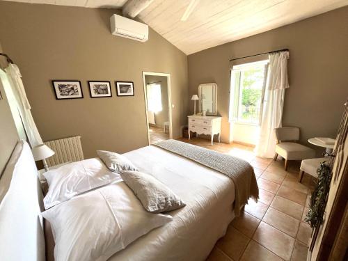 Ένα ή περισσότερα κρεβάτια σε δωμάτιο στο Domaine de Canfier, maison d'hôtes