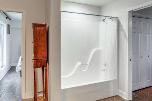 Ein Badezimmer in der Unterkunft Luxe Home with Panoramic Greers Ferry Lake Views