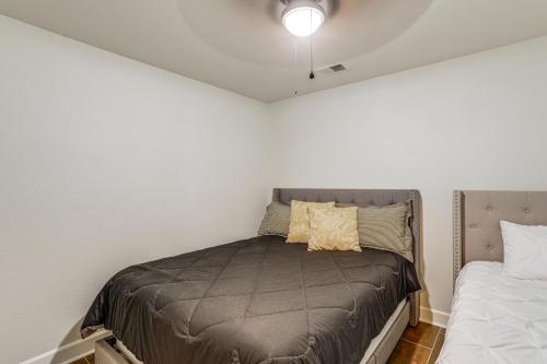Ein Bett oder Betten in einem Zimmer der Unterkunft Luxe Home with Panoramic Greers Ferry Lake Views