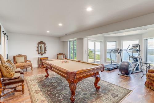 Galeriebild der Unterkunft Luxe Home with Panoramic Greers Ferry Lake Views in Heber Springs
