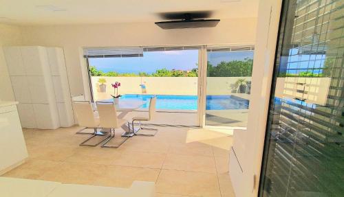 Penthouse Jacuzzi & Pool Luxury Apartments