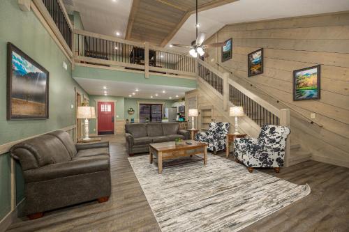 Χώρος καθιστικού στο Smoky Pines Chalet