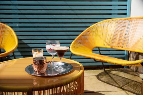 - une table avec deux verres et un plateau avec des boissons dans l'établissement Harington's Boutique Hotel, à Bath