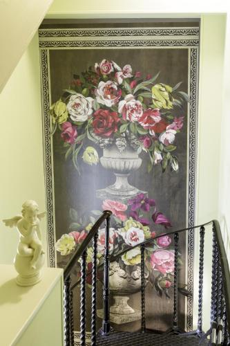 obraz wazy z kwiatami na ścianie w obiekcie Harington's Boutique Hotel w mieście Bath