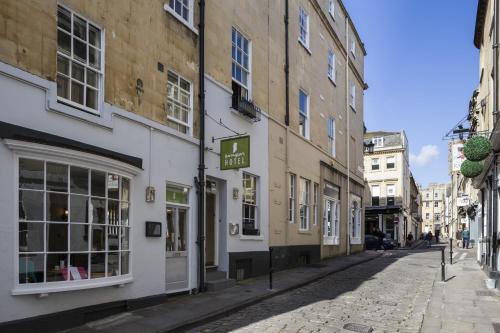 een lege straat met gebouwen en een bord met molen bij Harington's Boutique Hotel in Bath