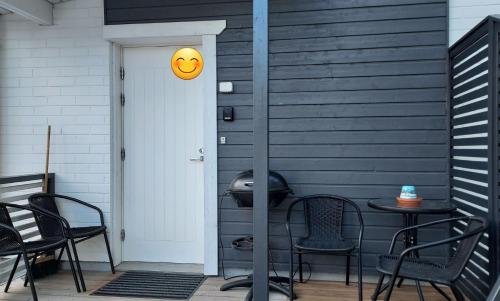 a front door with a smiley face smiley face on the door at Lomayksiö C 3 Sotkamon keskustassa in Sotkamo