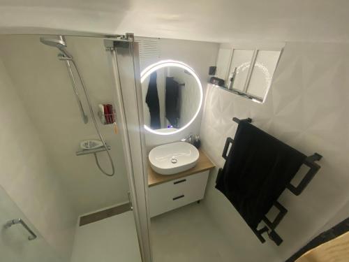une petite salle de bain avec un lavabo et un miroir dans l'établissement Appartement entièrement rénové à Saint-Aygulf, à Fréjus