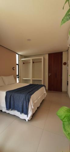 a bedroom with a large bed in a room at Loft Vila Murici in Flecheiras