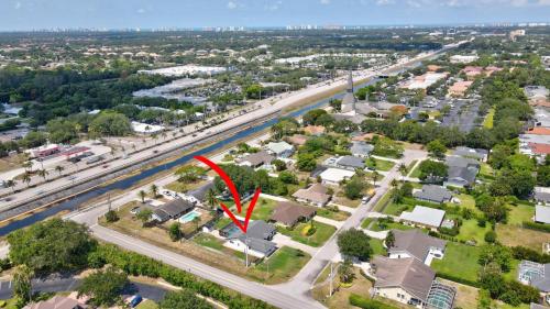 une vue aérienne d'une banlieue avec une flèche rouge dans l'établissement Peaceful Naples Retreat Pool and Spa Haven, à Naples