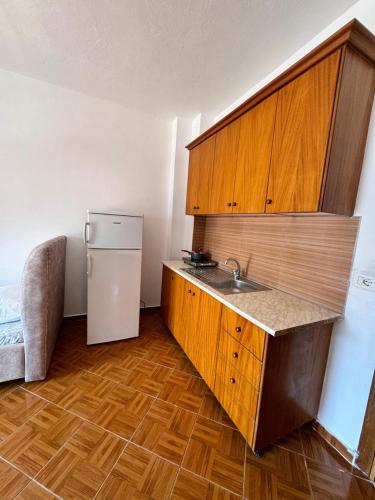 una cocina con fregadero y frigorífico en Coastal Bliss Apartment, en Himare