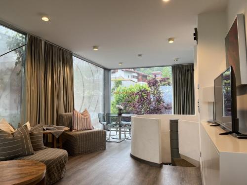 ein Wohnzimmer mit einem TV, einem Sofa und einem Tisch in der Unterkunft Holidayhome Elza in Innsbruck
