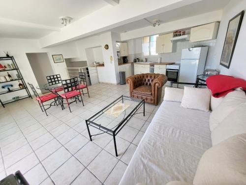 un salon avec un canapé et une table dans l'établissement 722-Duplex, terrasse, vue mer, 100m de la plage, à Audierne