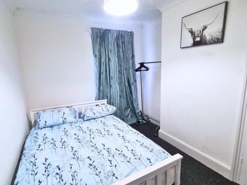 Cama ou camas em um quarto em Contractors Accommodation in Gillingham - Ideal for long and short stay